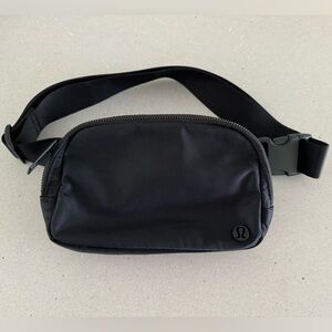 Lululemon black fanny pack